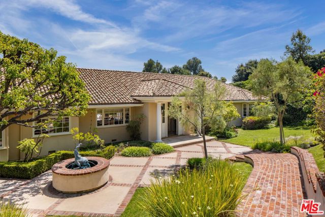 10820 Ambazac Way, Los Angeles CA: https://media.crmls.org/mediaz/29e884ed-f048-41cc-ac70-0816ee6a149d.jpg