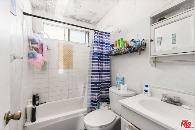 1114 S Kern Avenue, Los Angeles CA: https://media.crmls.org/mediaz/29e8e973-7e78-442d-b147-574c7ee866cd.jpg