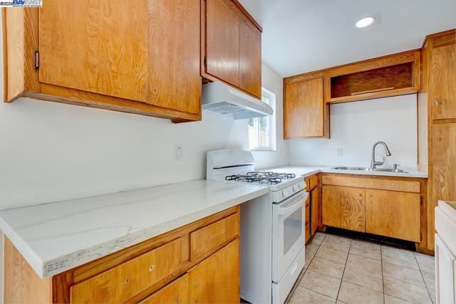 723 Apgar St, Oakland CA: https://media.crmls.org/mediaz/29e92477-b8b7-4e55-8675-259838a30924.jpg