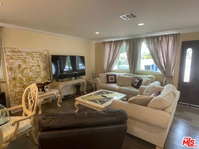7412 Jamieson Avenue, Reseda CA: https://media.crmls.org/mediaz/29e97669-024c-4697-8fdb-8c7e25e41e60.jpg