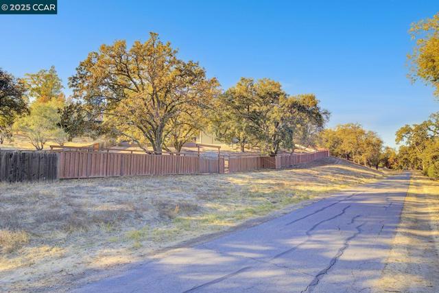24 Crest Ct, Alamo CA: https://media.crmls.org/mediaz/29e98631-c4bb-4347-98e9-48114ff7098a.jpg