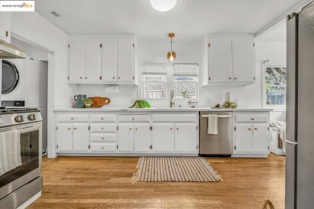 5925 Outlook Ave, Oakland CA: https://media.crmls.org/mediaz/29e9998f-3fd8-4c1e-9ad3-eebf624409e7.jpg