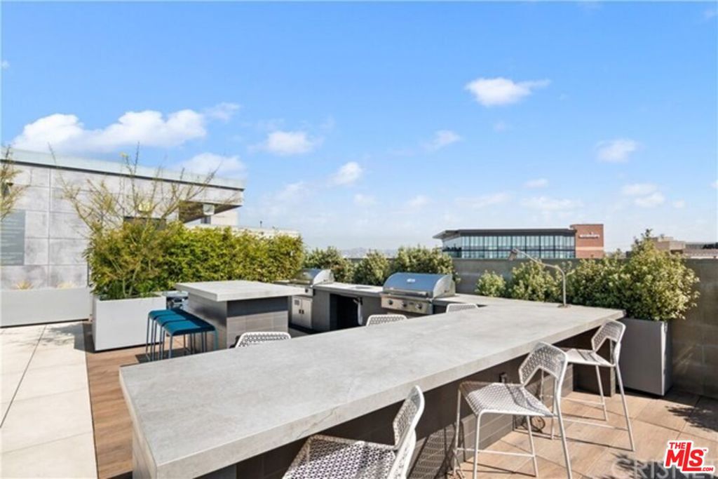 527 Molino Street 201