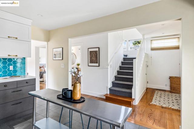 1334 Derby St, Berkeley CA: https://media.crmls.org/mediaz/29eb8002-f562-4d7a-b218-701c69bec3b0.jpg