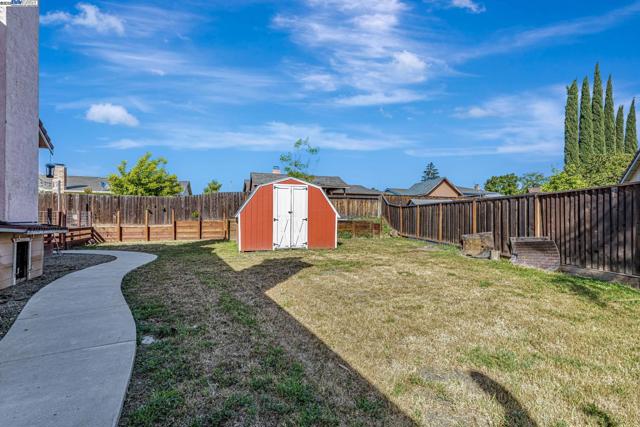 639 Eaker Ct, Antioch CA: https://media.crmls.org/mediaz/29ebaee0-5a73-457c-aaec-ca21202cadde.jpg