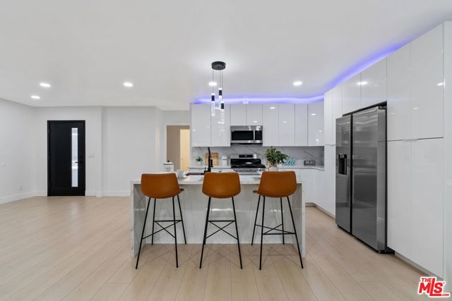 5413 Halbrent Avenue, Sherman Oaks CA: https://media.crmls.org/mediaz/29ebb0f5-3a7e-4336-a550-d05096ec78c7.jpg