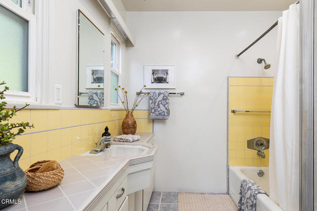 5134 Monte Bonito Drive Drive, Los Angeles CA: https://media.crmls.org/mediaz/29ebb693-8bad-43bf-8e7a-2efe7132a893.jpg
