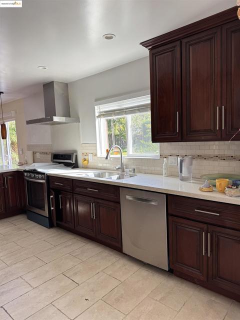 8 Juniper Way, Moraga CA: https://media.crmls.org/mediaz/29ebe3a0-16b1-48cb-8aa3-78e80178e76c.jpg