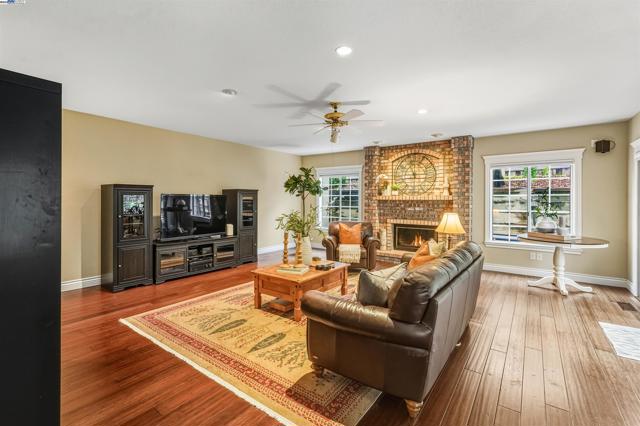 729 Montevino Dr, Pleasanton CA: https://media.crmls.org/mediaz/29ec8817-6c53-4183-9099-590a792a15d9.jpg