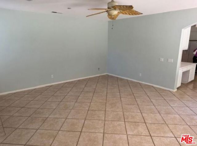 1808 Fallbrook Oaks Court, Fallbrook CA: https://media.crmls.org/mediaz/29ecb8f0-5921-41bf-93eb-d76c2f61489c.jpg