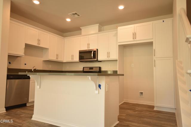 Detail Gallery Image 3 of 19 For 656 Martina St, Camarillo,  CA 93010 - 3 Beds | 2/1 Baths