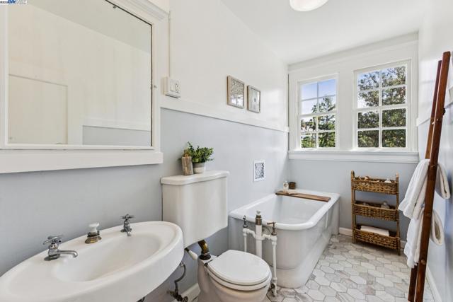 5811 Romany, Oakland CA: https://media.crmls.org/mediaz/29eeb9f3-77f9-49a5-873b-e877a49a5e99.jpg