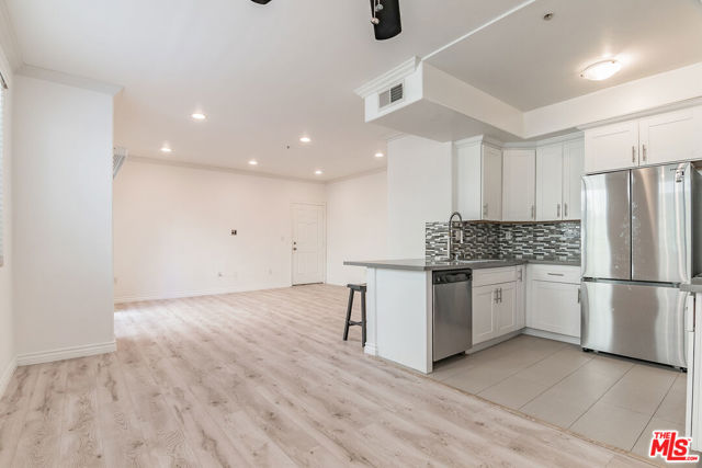 300 East Providencia Avenue, 103 photo 4