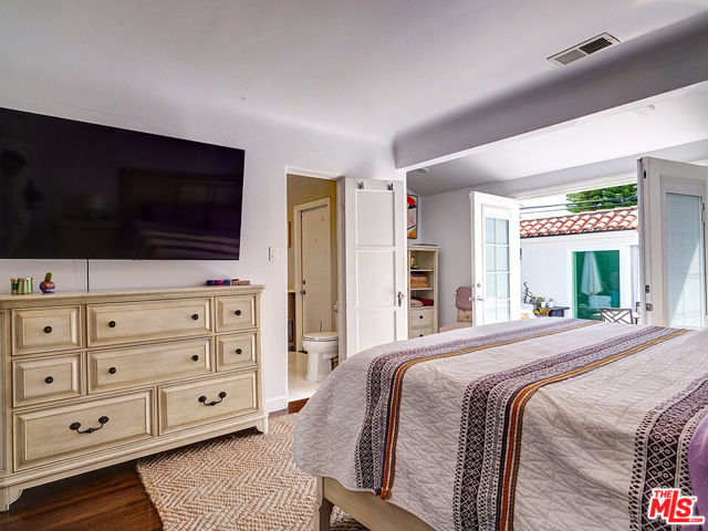 1019 S Rimpau Boulevard, Los Angeles CA: https://media.crmls.org/mediaz/29f0b49a-30d3-42d3-bab6-07e23c3ce321.jpg