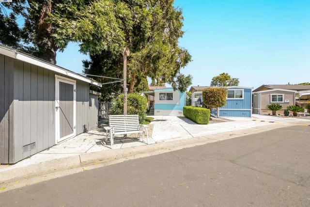 17754 Meekland Ave, Hayward CA: https://media.crmls.org/mediaz/29f37732-f793-4f45-a338-72cadc124f00.jpg