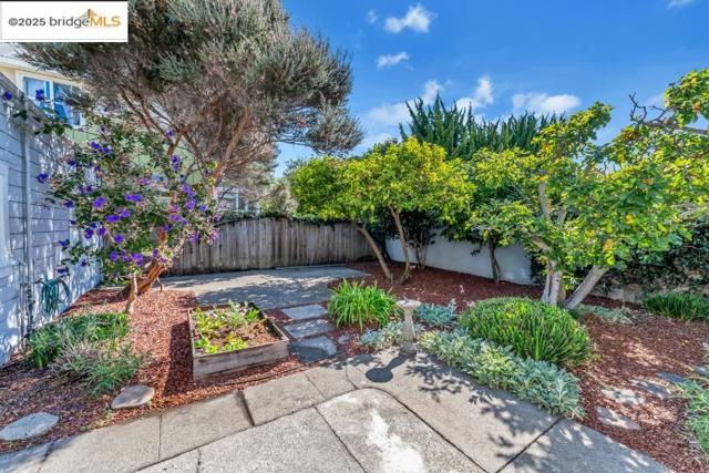 487 43Rd St, Oakland CA: https://media.crmls.org/mediaz/29f3bc3c-aba5-4f2a-b305-e9f49d0b33c6.jpg