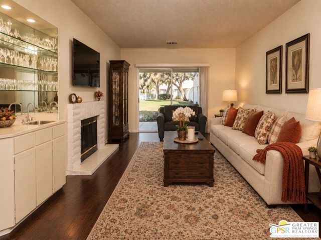 610 Vista Lago Circle, Palm Desert, CA 92211
