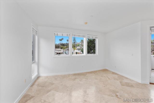 5490 La Jolla Blvd, La Jolla CA: https://media.crmls.org/mediaz/29f5a77d-ffbb-43f5-9caf-1200ea752c34.jpg