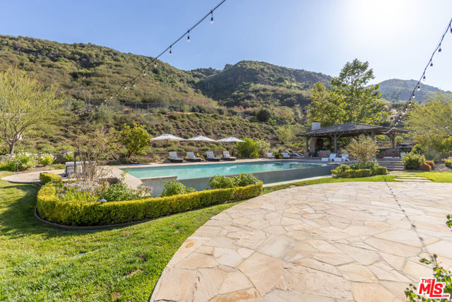 2052 Shadow Creek Drive, Agoura Hills CA: https://media.crmls.org/mediaz/29f66fb2-cb88-498a-8f86-cdea83d41d48.jpg