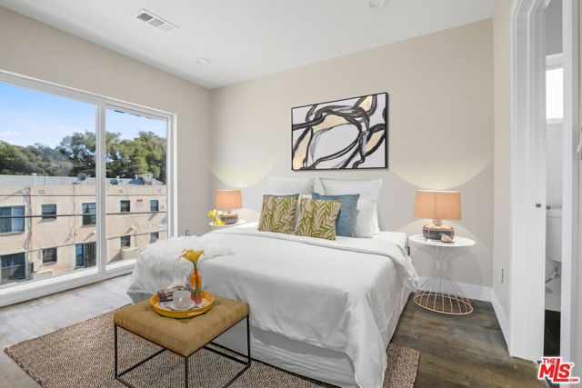 1724 Menlo Avenue, Los Angeles CA: https://media.crmls.org/mediaz/29f70a53-a8b8-4eab-bcaa-637ad7c09be1.jpg