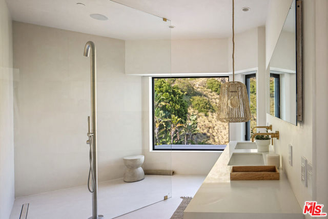 4310 Encinal Canyon Road, Malibu CA: https://media.crmls.org/mediaz/29f84be3-19b7-4c37-a24c-870643a461b3.jpg