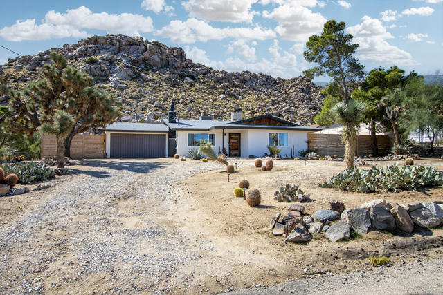 61093 Prescott Trail, Joshua Tree CA: https://media.crmls.org/mediaz/29f8915e-b858-46e9-9f1e-bb50d4ef8e39.jpg