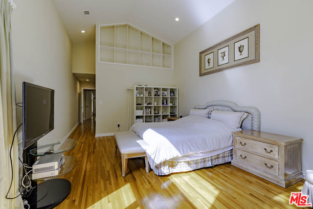 2250 Betty Lane, Beverly Hills CA: https://media.crmls.org/mediaz/29f8d97f-693c-491c-ba50-665ed7a88e6b.jpg