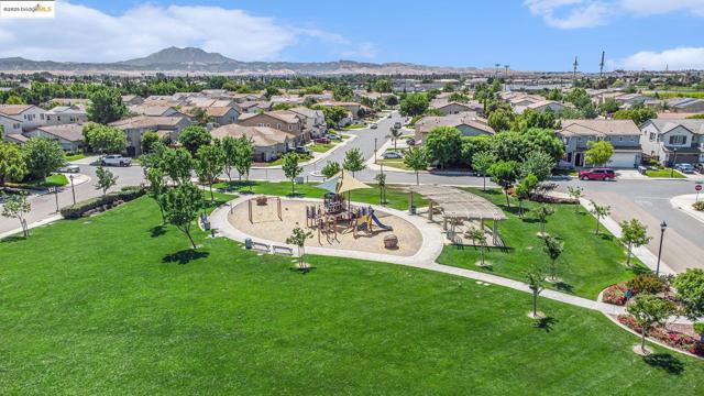 583 Sawgrass Way, Oakley CA: https://media.crmls.org/mediaz/29f9696c-6e7c-4268-8f27-09bc311a1bf3.jpg