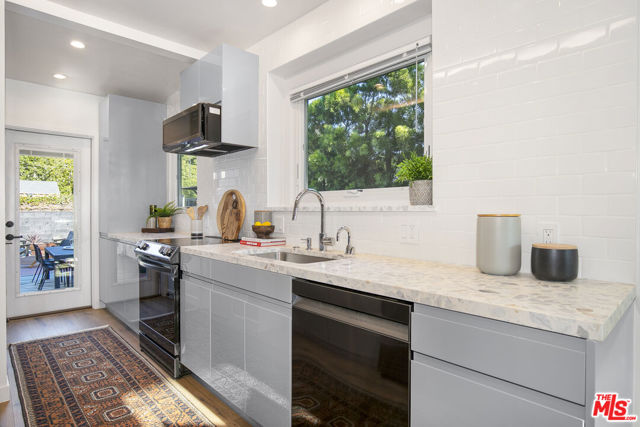 3744 Redwood Avenue, Los Angeles CA: https://media.crmls.org/mediaz/29fa676d-a95e-4ef6-9e68-59ecec4d30dd.jpg