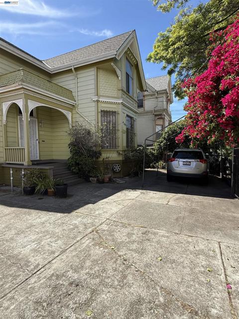 663 25TH Street, Oakland CA: https://media.crmls.org/mediaz/29faa119-03b6-4d8b-b448-4a4df7a99b94.jpg