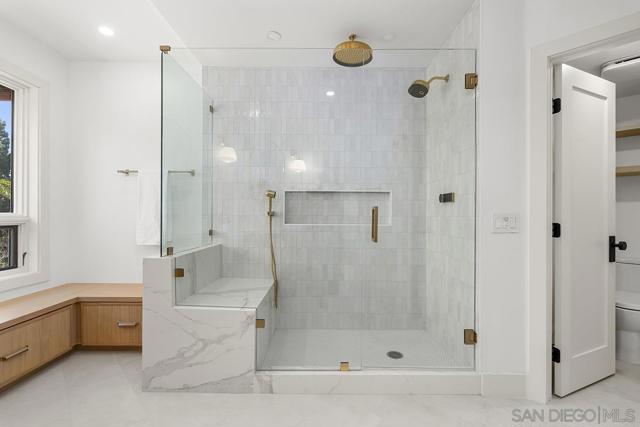 1099 1st St, Coronado CA: https://media.crmls.org/mediaz/29faea34-c984-4d3f-9f04-7307224c2441.jpg
