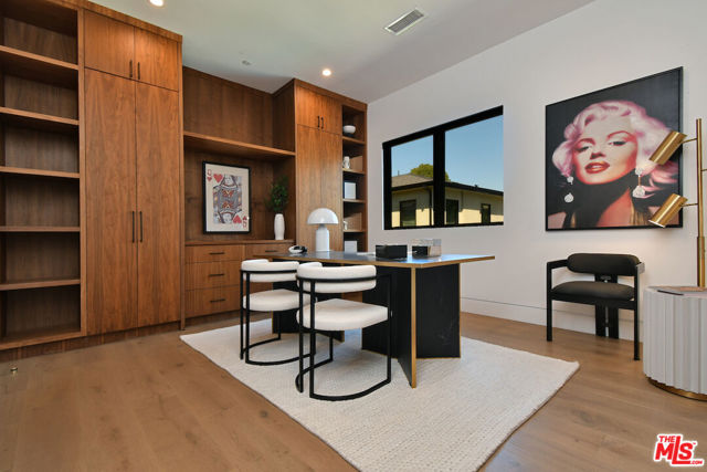 4544 Woodley Avenue, Encino CA: https://media.crmls.org/mediaz/29fafedd-3279-4314-97b9-a520597c7667.jpg