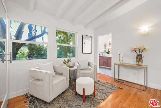 2212 Navy Street, Santa Monica CA: https://media.crmls.org/mediaz/29fd9f14-a6e9-467d-82c9-6a4762b042a7.jpg