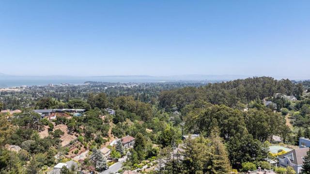 1095 Macadamia Drive, Hillsborough CA: https://media.crmls.org/mediaz/29fe20c9-23be-4cd8-acc6-bd597702f21d.jpg