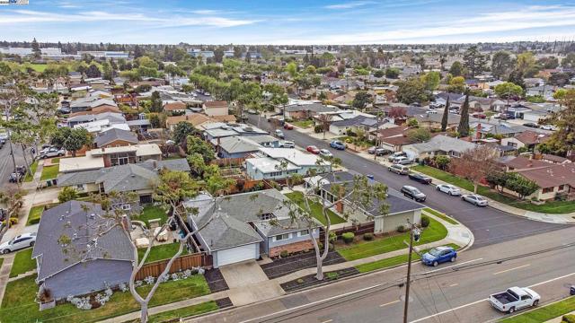 30847 Prestwick Ave, Hayward CA: https://media.crmls.org/mediaz/29fefe51-e6f9-463f-99f0-b884f7e6781f.jpg