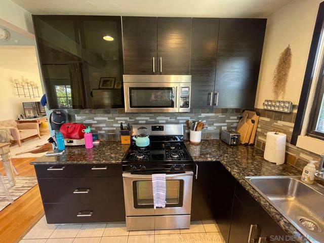 1918 Carmelina Dr, San Diego CA: https://media.crmls.org/mediaz/29ff0cf9-3541-4a67-9274-cfe299881b80.jpg
