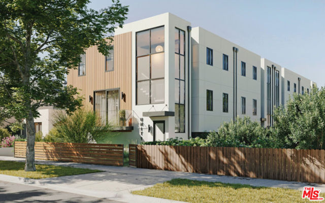 833 N Las Palmas Avenue, Los Angeles CA: https://media.crmls.org/mediaz/29ff4aeb-1173-4c3d-b29b-9773cdb36359.jpg