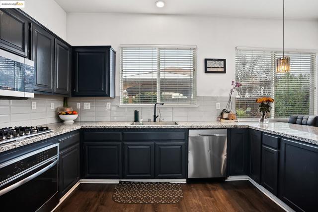 2105 Bedrock Way, Antioch CA: https://media.crmls.org/mediaz/29ff721a-1883-4303-bfad-569da885dd74.jpg