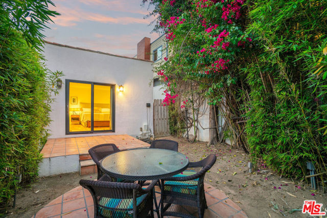 6216 Primrose Avenue, Los Angeles CA: https://media.crmls.org/mediaz/29ffe42c-847c-4d22-9fa9-6b260a3197fa.jpg