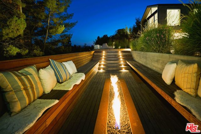 6342 Innsdale Drive, Los Angeles CA: https://media.crmls.org/mediaz/29ffe602-9db1-4d5c-a00a-7584640cbf0c.jpg