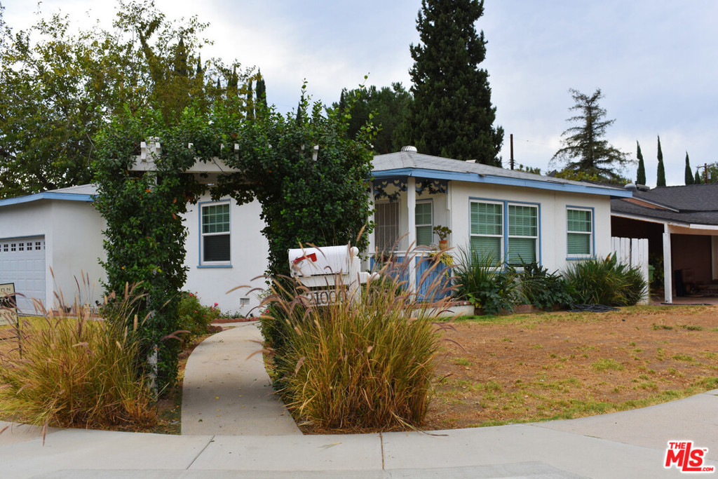 21000 Stagg Street Canoga Park, California HURRY...HURRY.. RARE, CHARMING starter home on a SPRAWLING 7476 sq ft CORNER LOT... CANOGA PARK WINNER. BRING YOUR DIY AND CREATIVITY TO IMPROVE ON THIS SPECIAL GEM!!!! Featuring hardwood floors, smooth ceilings, recessed lights and newer dual paned energy efficient windows. Newer kitchen with custom shaker cabinets, large farm style sink and granite counters, stainless combo gas range/electric oven. 3rd bedroom/office is open to a large step down family room (no permit but great space) with saltillo tiles and french door leading to a huge backyard. Possible RV PARKING.