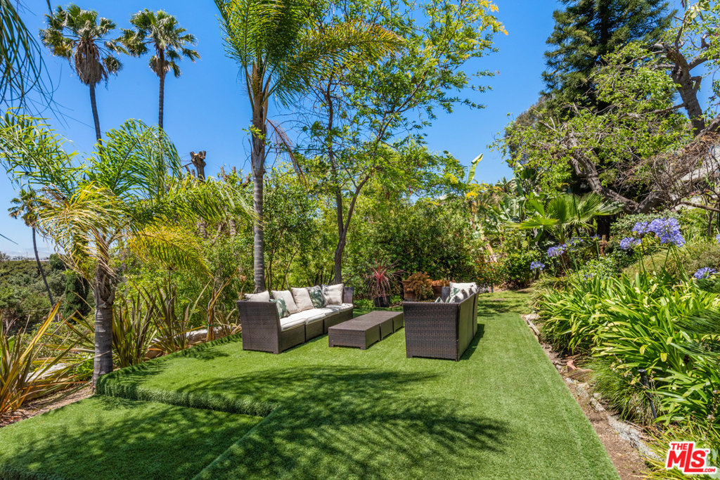 2003 La Brea Terrace