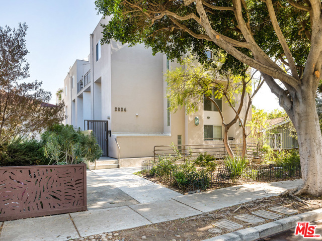 2824 Arizona Avenue 2 Santa Monica, California Wonderful contemporary 3bd2.5 bath Santa Monica Townhome with bonus loft and direct access garage. Small complex great location