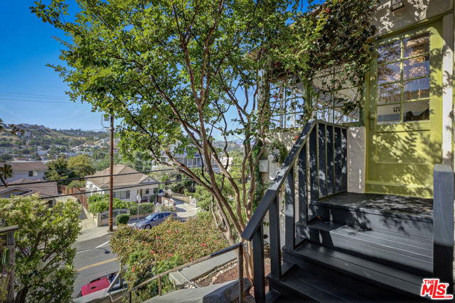 3526 Griffin Avenue, Los Angeles CA: https://media.crmls.org/mediaz/2a0074a4-047f-4969-90b0-c9b78a453c2c.jpg