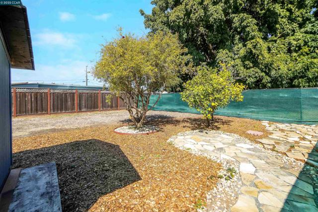 10060 Bernhardt Dr, Oakland CA: https://media.crmls.org/mediaz/2a00b509-1e77-440f-9302-0619857d23af.jpg