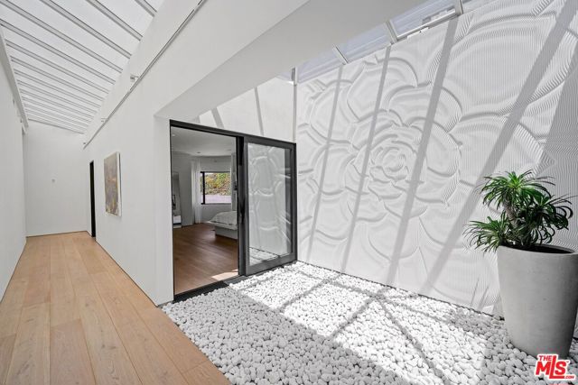 455 Castle Place, Beverly Hills CA: https://media.crmls.org/mediaz/2a00e5dd-af90-4147-a749-a3514e8429b6.jpg
