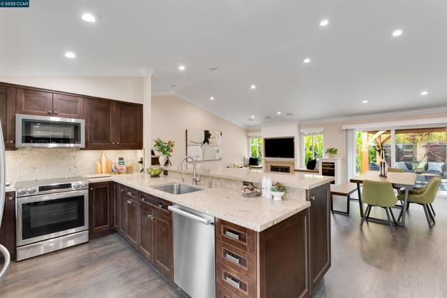 5588 Gonzalez Ct, Concord CA: https://media.crmls.org/mediaz/2a0181eb-16be-4eb3-a5b9-1e4a6f3a9279.jpg