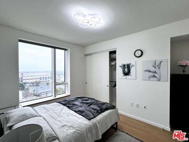 889 Francisco Street, Los Angeles CA: https://media.crmls.org/mediaz/2a01c556-4580-454b-a7a0-56e258dfc661.jpg