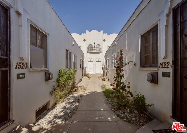 1520 Menlo Avenue, Los Angeles CA: https://media.crmls.org/mediaz/2a01e508-e451-4dd9-8a2f-75948a14971e.jpg