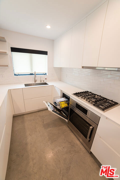 14 Brooks Avenue, Venice CA: https://media.crmls.org/mediaz/2a01eb78-82df-4633-892f-5e0c46cac02f.jpg